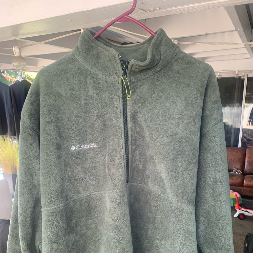 Men’s fleece jacket.